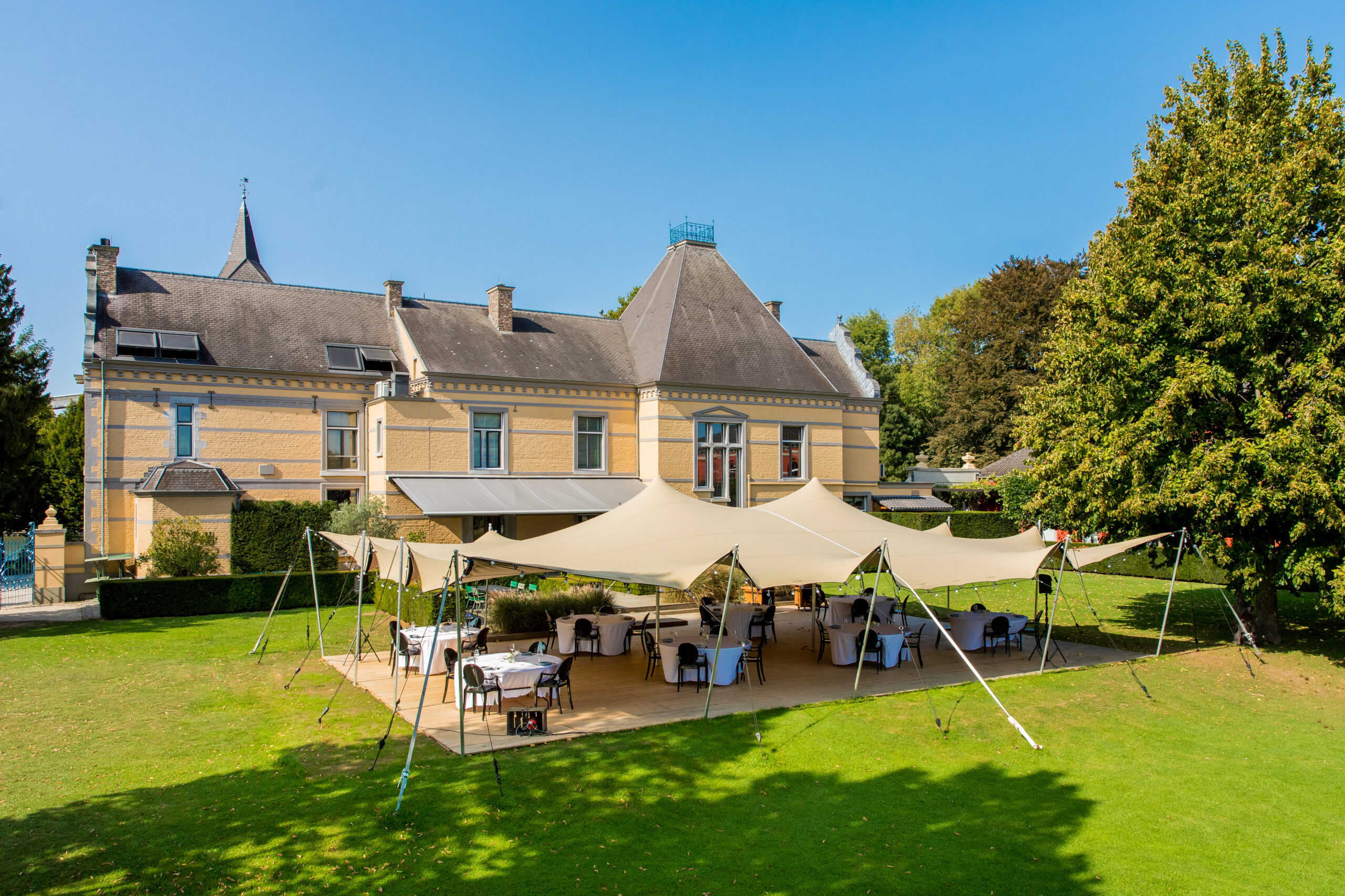 Trouwlocatie kasteel de Hoogenweerth aan de achterzijde van het kasteel met een stretchtent en een diner voor een huwelijk