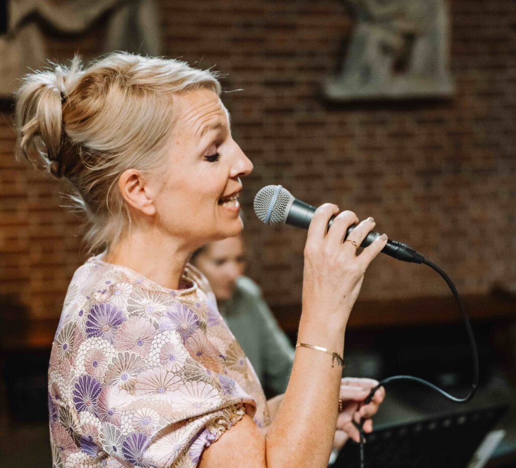 Zangeres live bij bruiloft