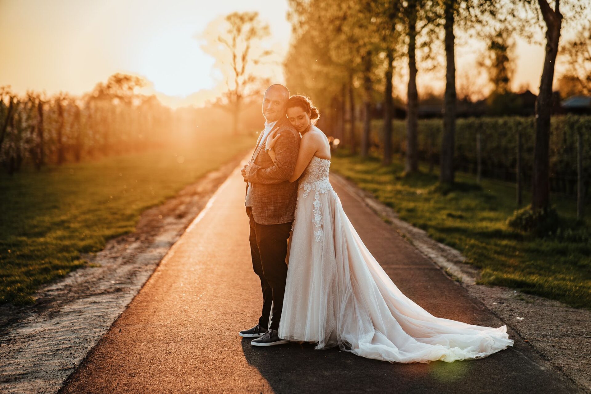 Bruidspaar tijdens golden hour met de prachtige make-up van Anja Piranja
