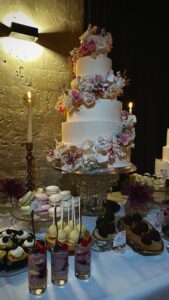 Verschillende soorten bloemen op een bruidstaart