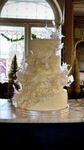 Klassieke bruidstaart met crème in wit 