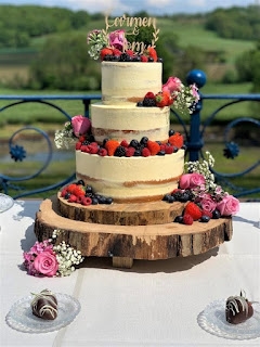 Bruidstaart semi-naked met vers fruit en bloemen 