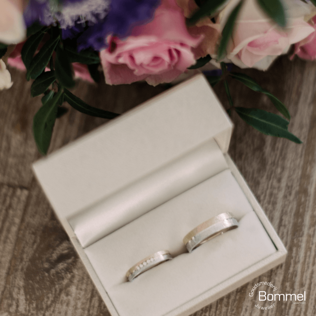 Trouwringen in wit doosje en bruidsboeket