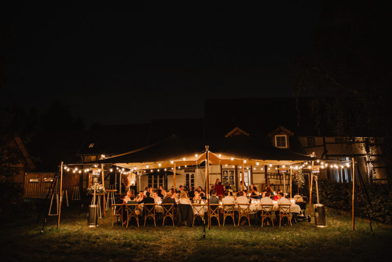 Diner onder stretchtent in tuin vakantiewoning Trouwlocatie Hoeve Hurpesch