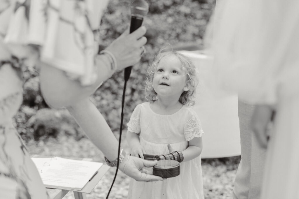 Huwelijksceremonie waarin bruidsmeisje met de hamer van de ambtenaar mag slaan om het huwelijk te klinken