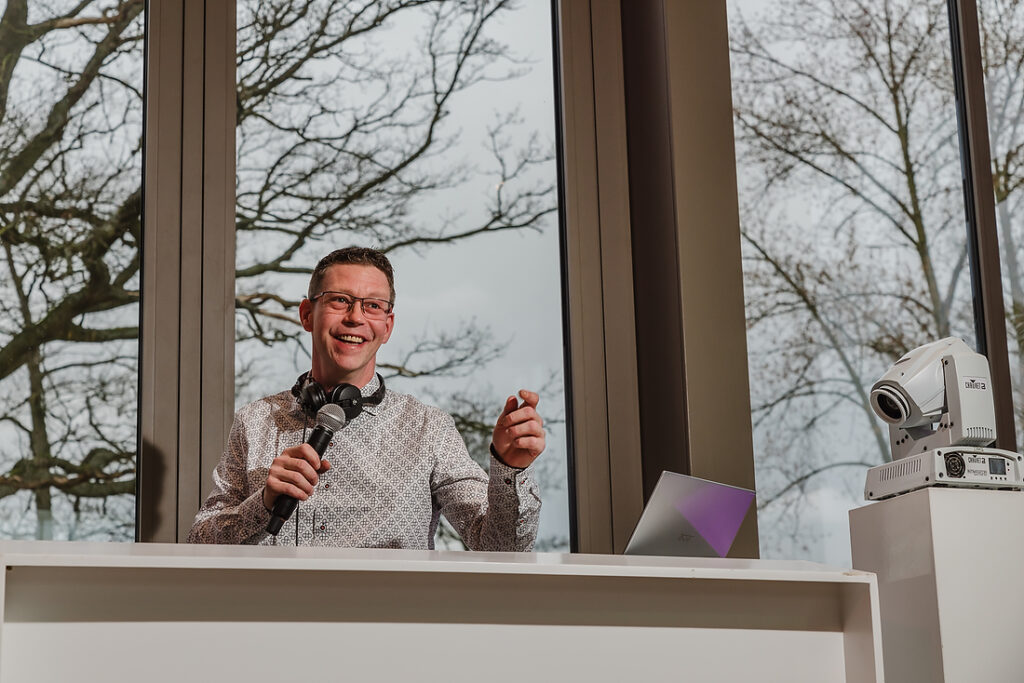 DJ Disco Limburg aan het draaien bij Trouwlocatie Limburg