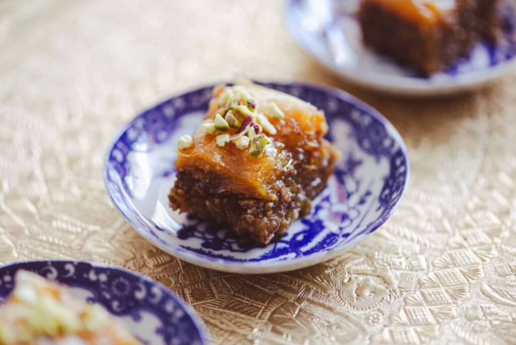 Baklava op een klein bordje als sweettable bij een bruiloft