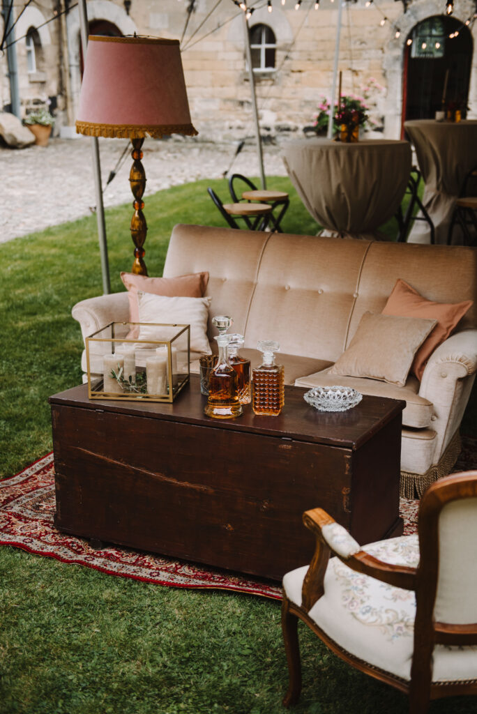 Vintage lounge- of whiskey hoekje op een bruiloft met verhuur items van Better Twogether