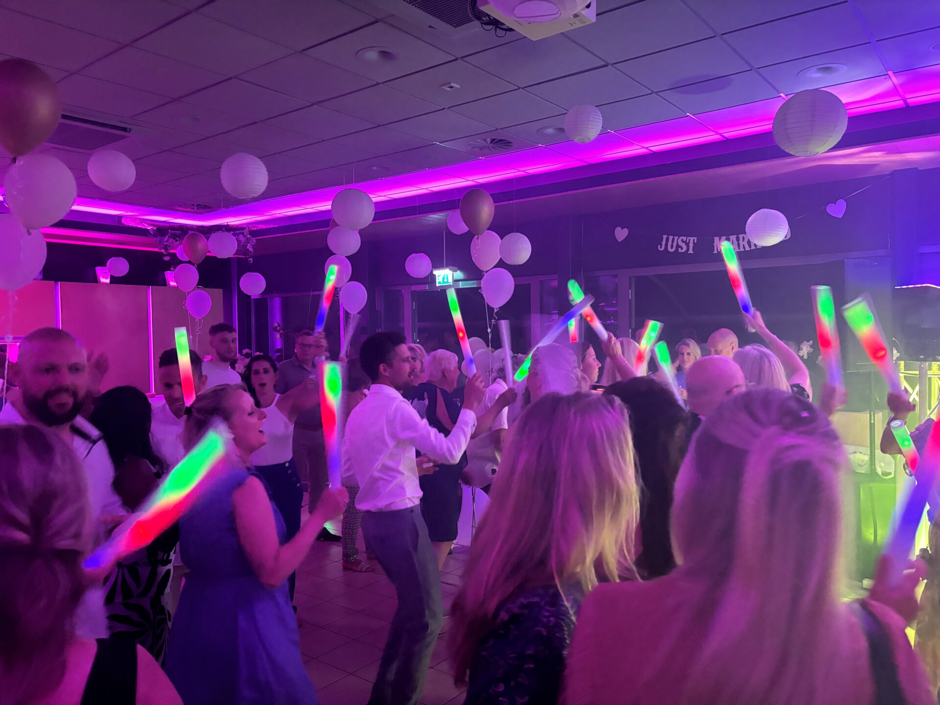 Lichtstaven op het feest van een bruiloft als extra entertainment