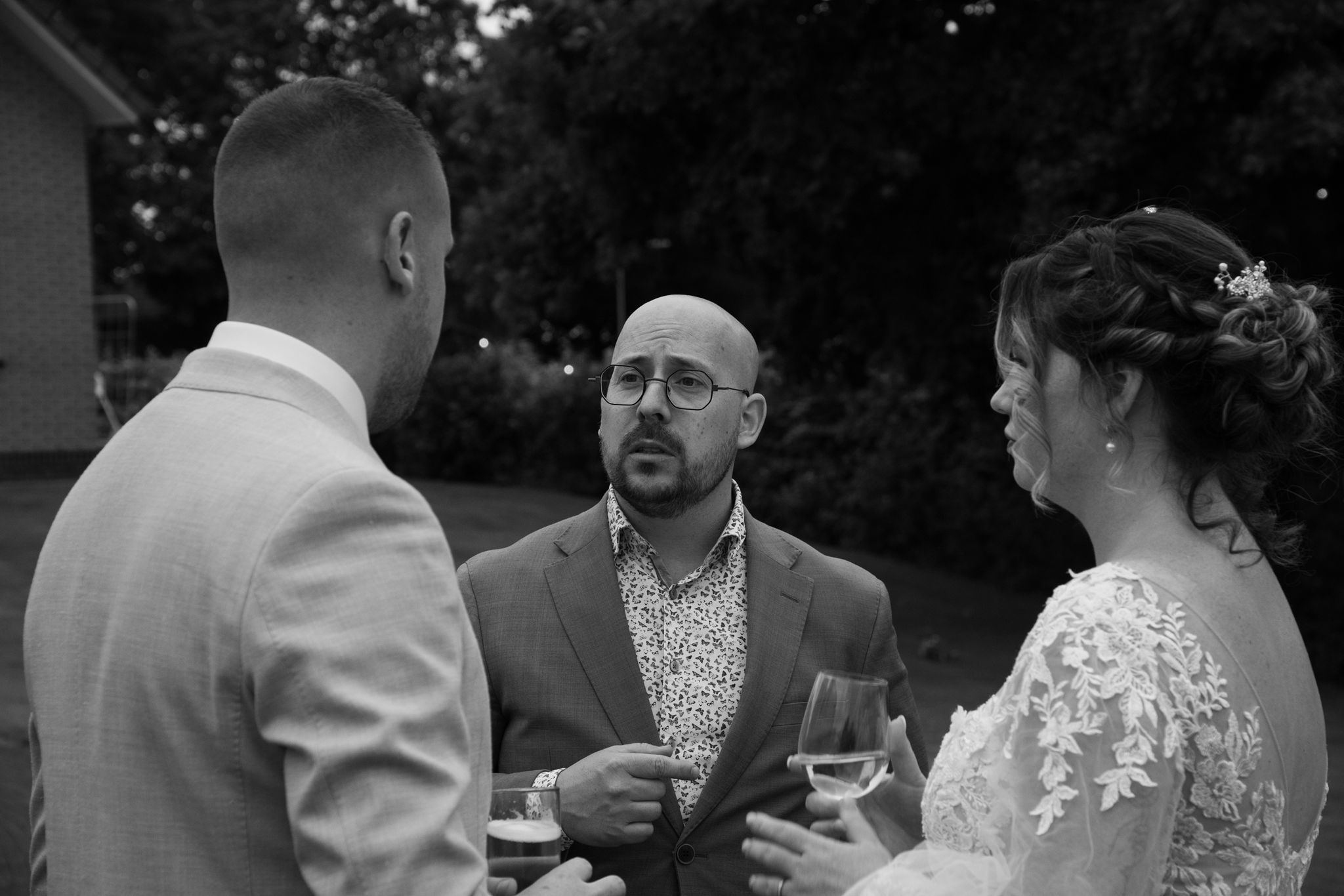 Trouwambtenaar met bruidspaar