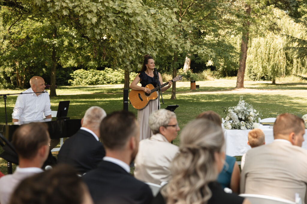 Live muzikante met gitaar bij bruiloft ceremonie