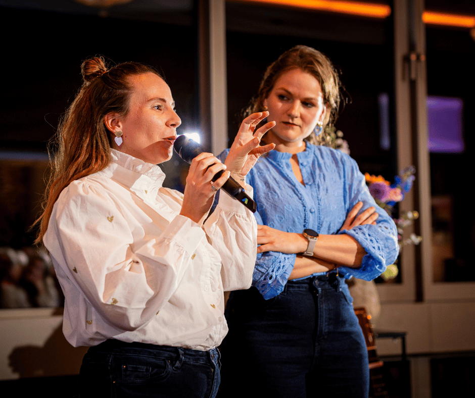 Michelle en Mandy spreken voor een groep over Trouwen Limburg