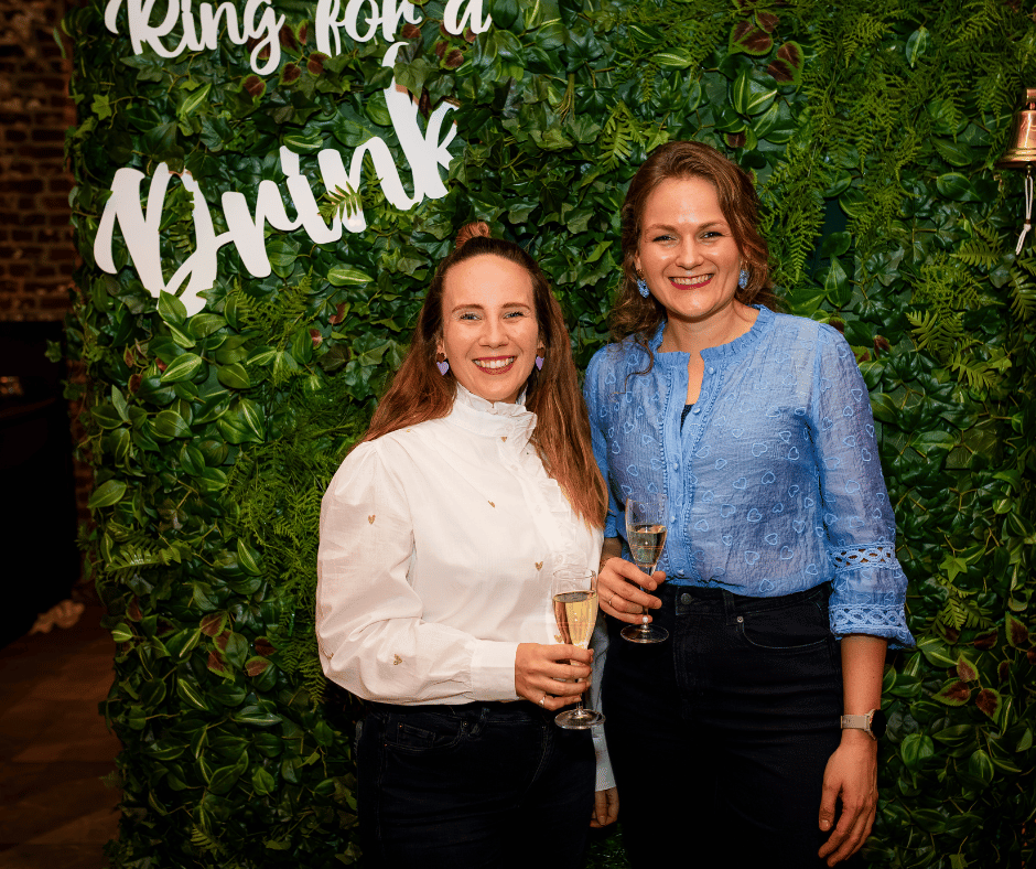 Oprichters Trouwen Limburg platform en Weddingplanners FBLS Weddings Michelle en Mandy voor een champagne muur