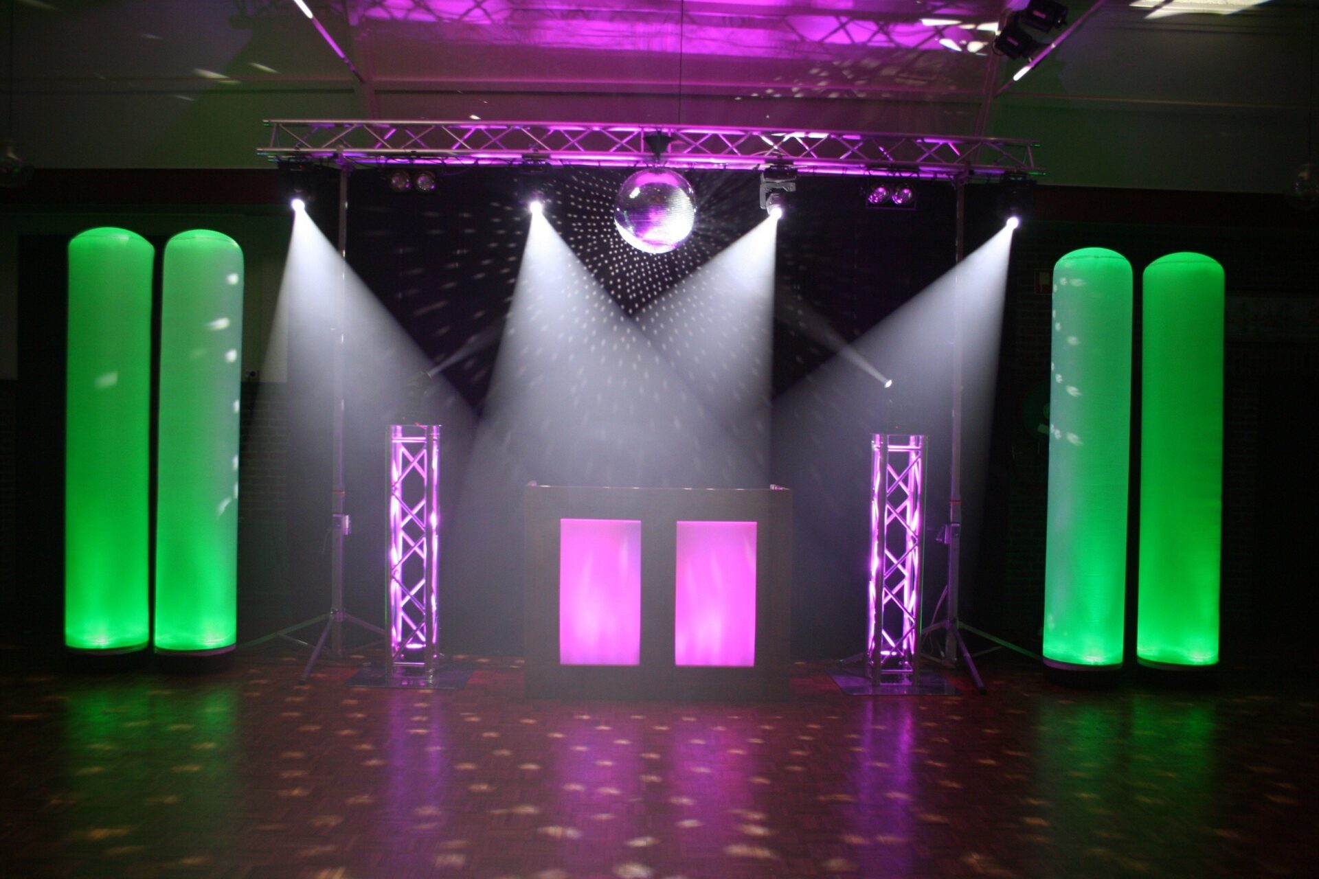 DJ Booth steigerhout van Montfox Entertainment