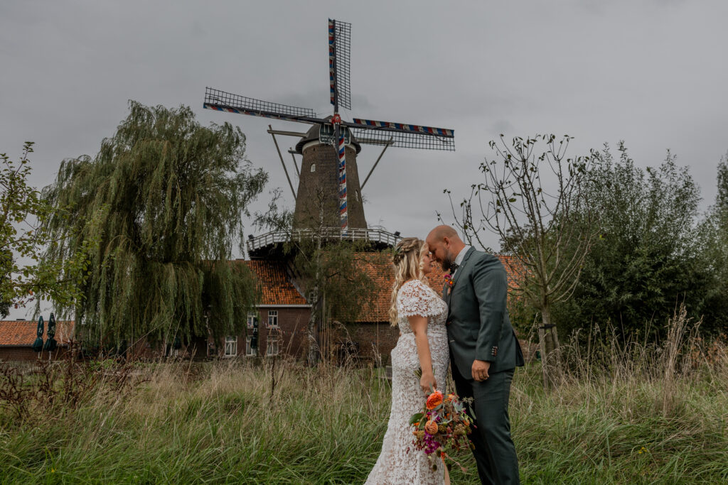 Bruidspaar voor molen in Midden Limburg