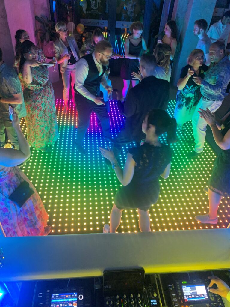 Verlichte dansvloer op feest huwelijk