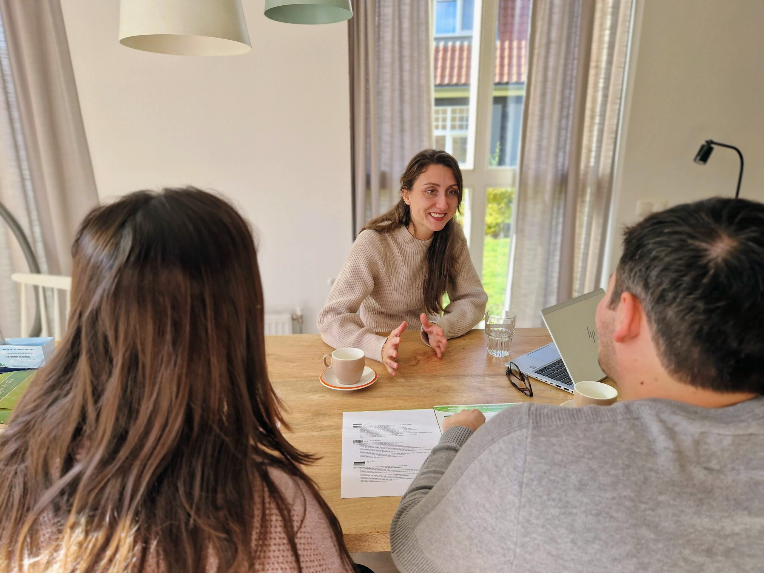 Weddingplanner The Wedding Director is in gesprek met een bruidspaar voor het plannen van de bruiloft