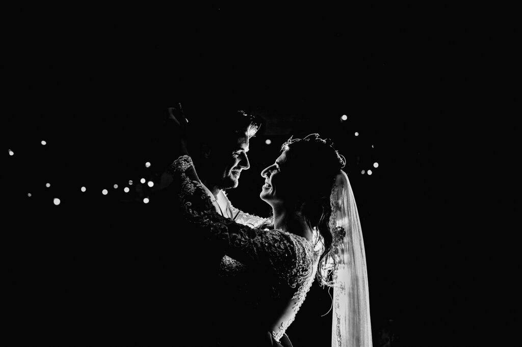 Zwart-wit foto van bruidspaar waarin de sluier goed zichtbaar is