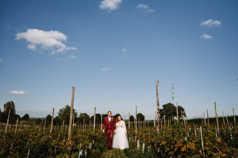 Bruidspaar tussen de wijnranken bij Wijngoed Fromberg