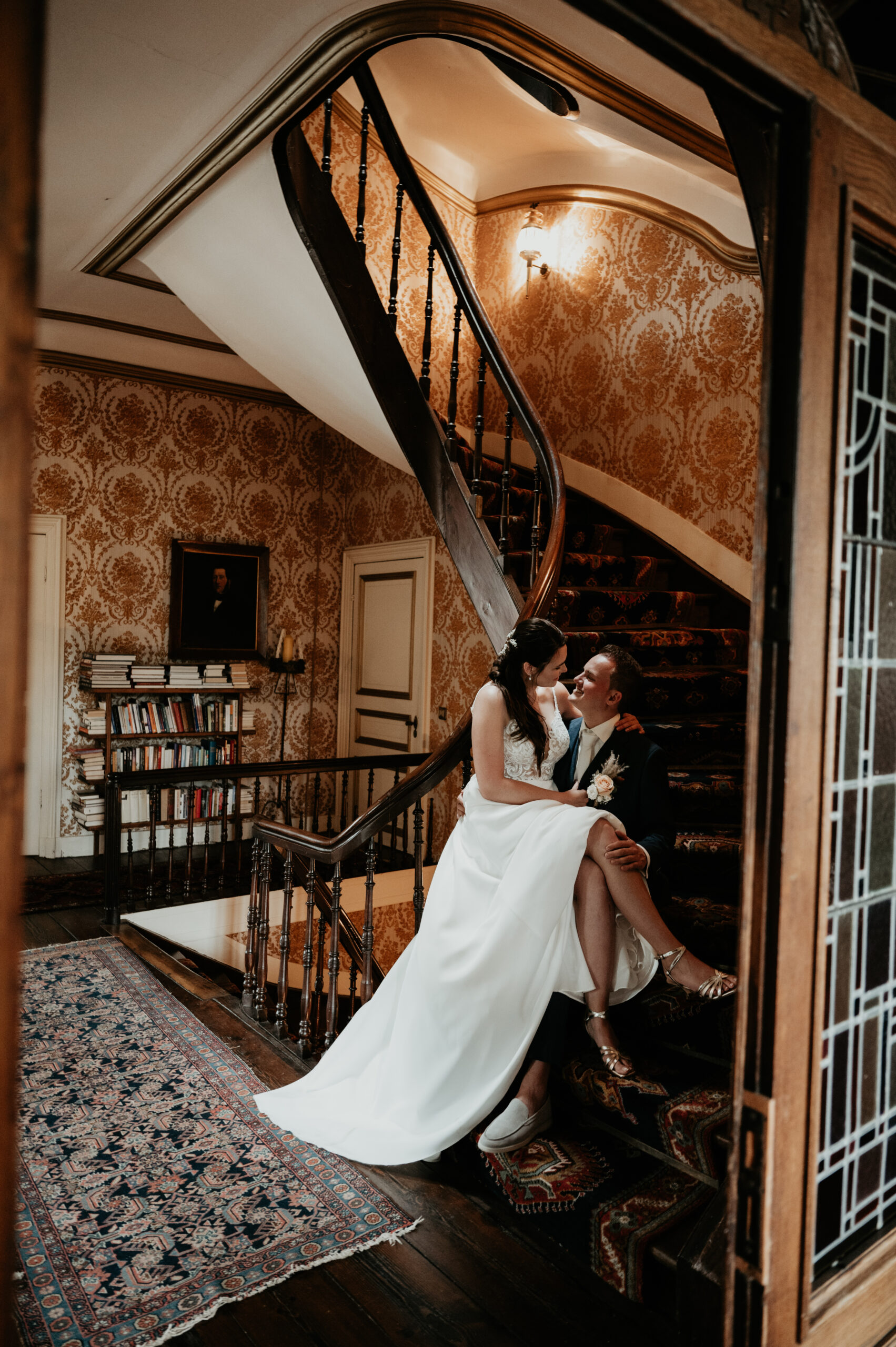 Bruidspaar zittend op de trap bij Kasteel Aldenghoor