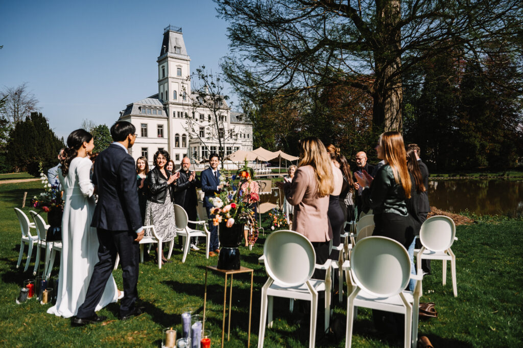 Ceremonie in tuin op landgoed van Delbrock Trouwlocatie Maastricht
