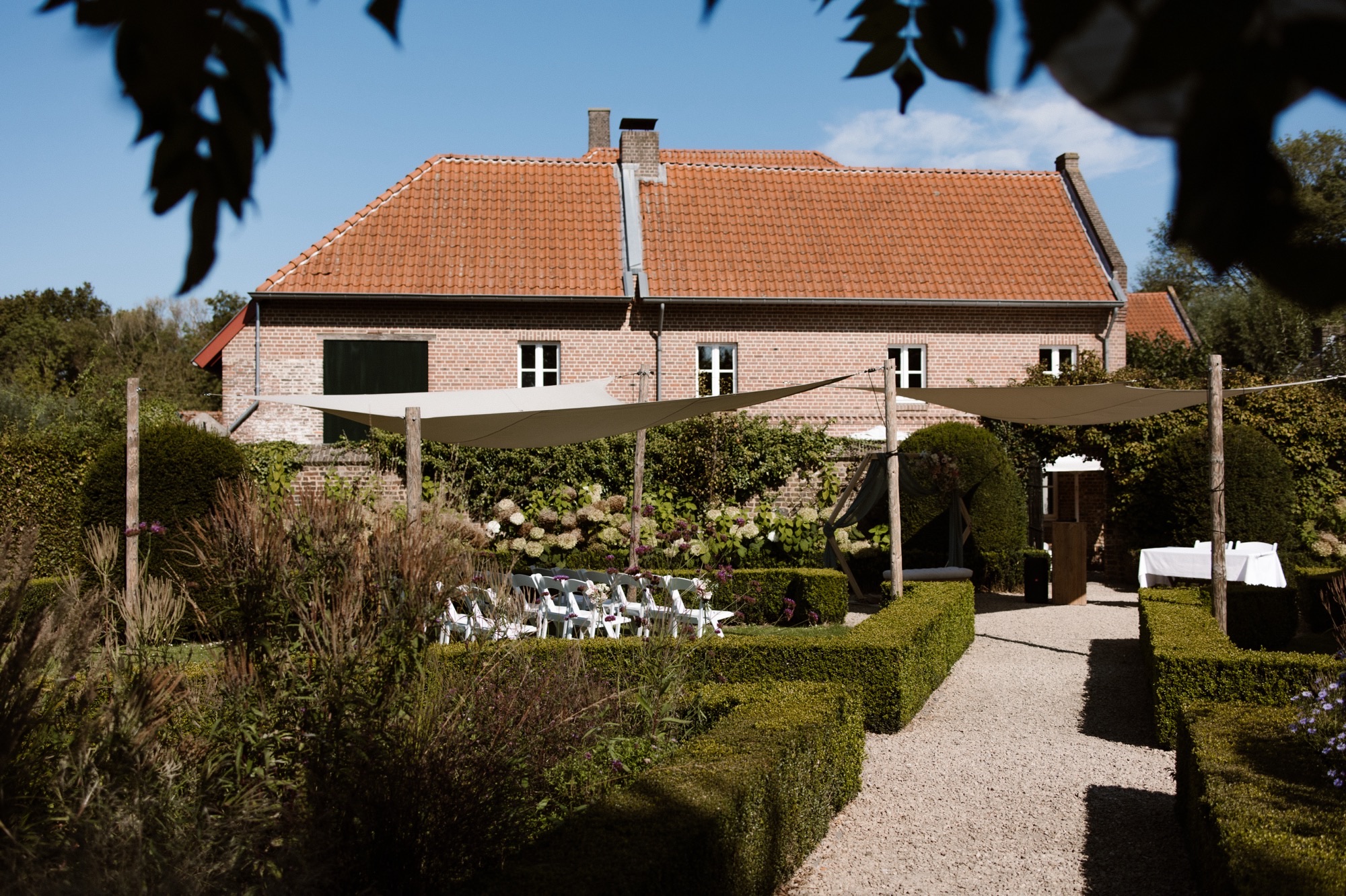 Ceremonie opstelling voor bruiloft in de tuin van Stadbroekermolen Sittard