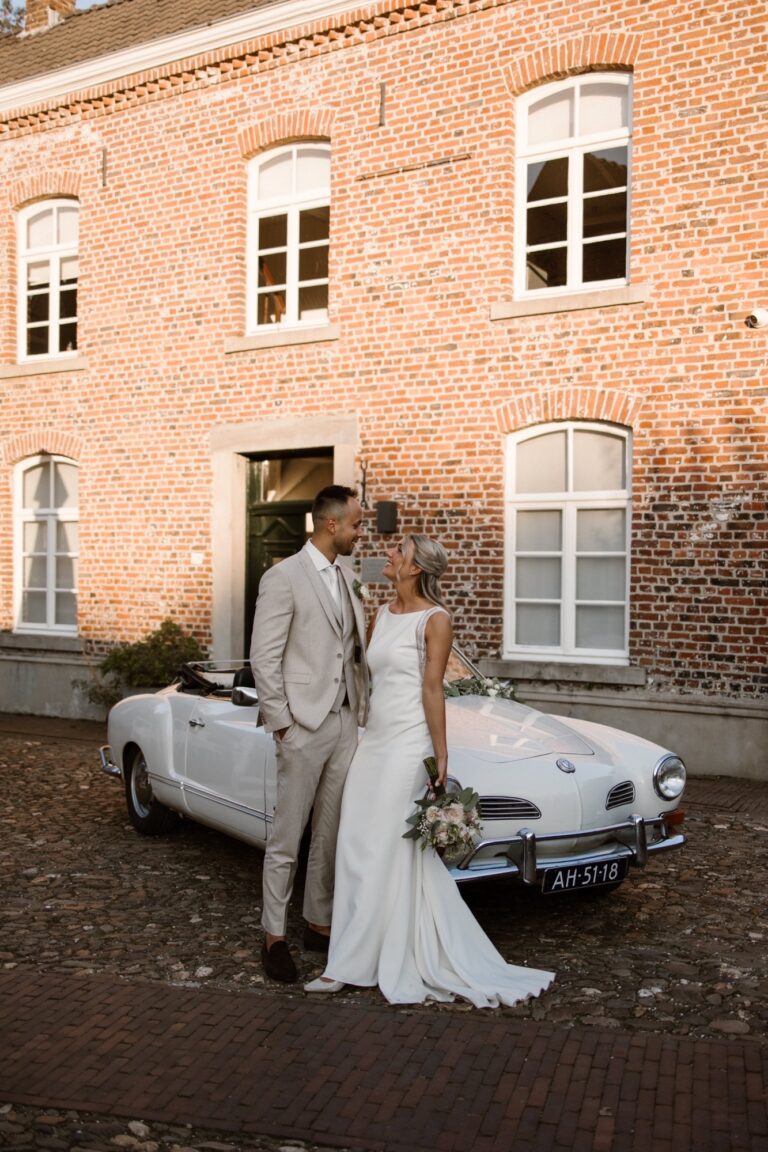 Bruidspaar met trouwauto voor de Stadbroekermolen in Sittard