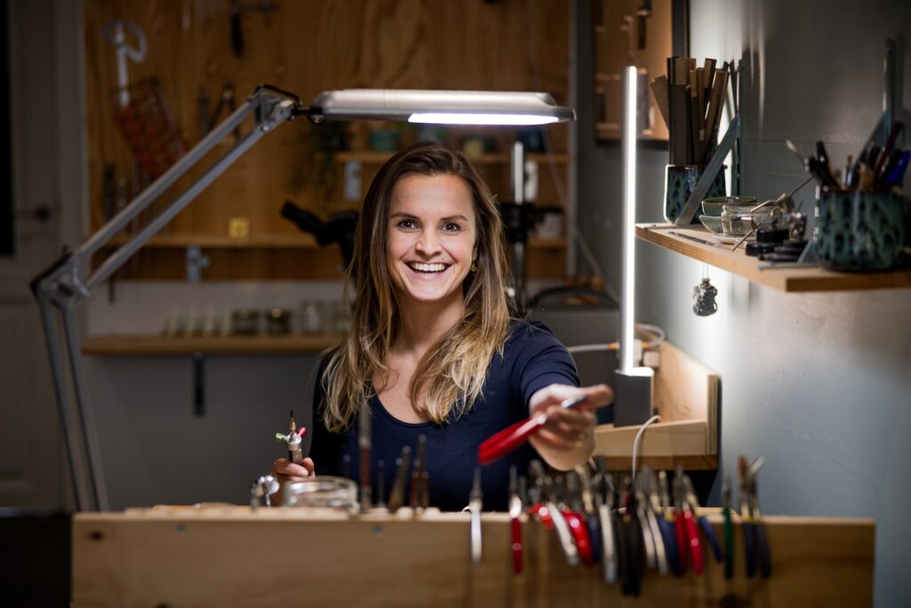 Goudsmid Iris aan het werk achter haar werkbank