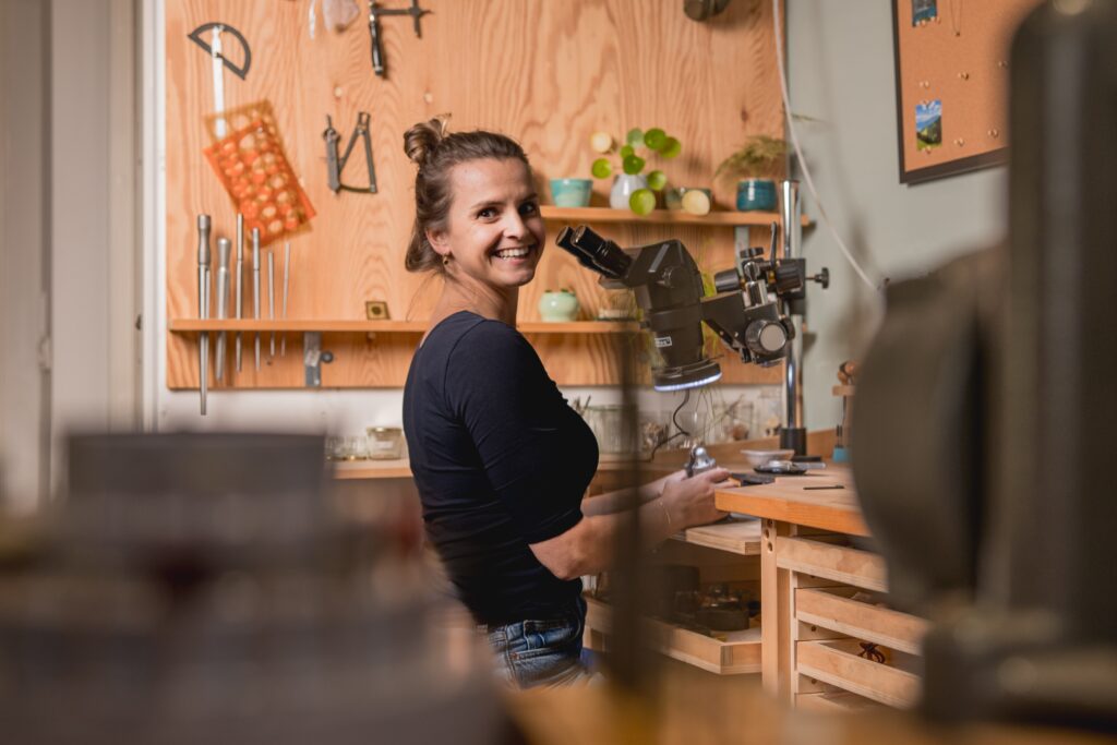 Goudsmid Iris aan het werk achter haar werkbank
