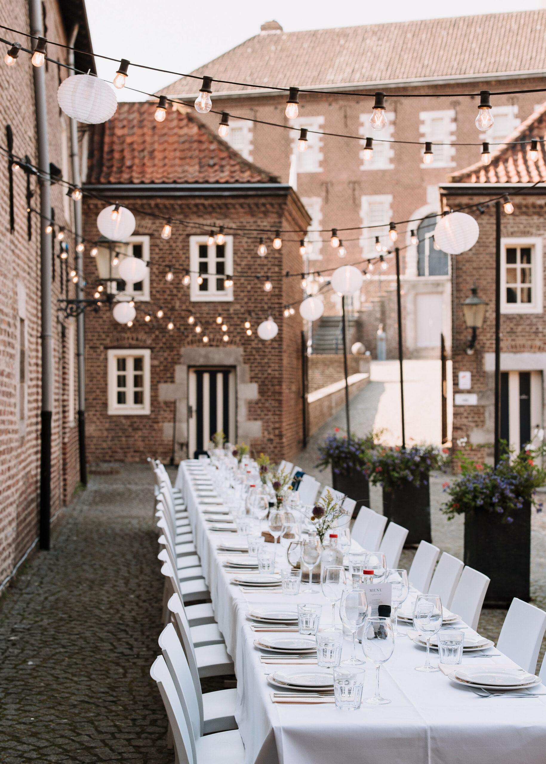 Diner op het binnenplein van de oude kasteelburcht