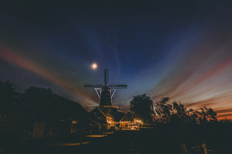 Molen in de nacht met de maan op de achtergrond