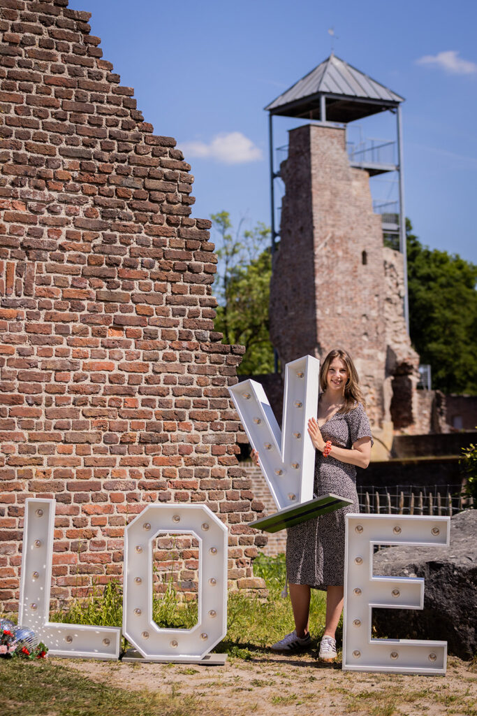Nadine met lichtletters