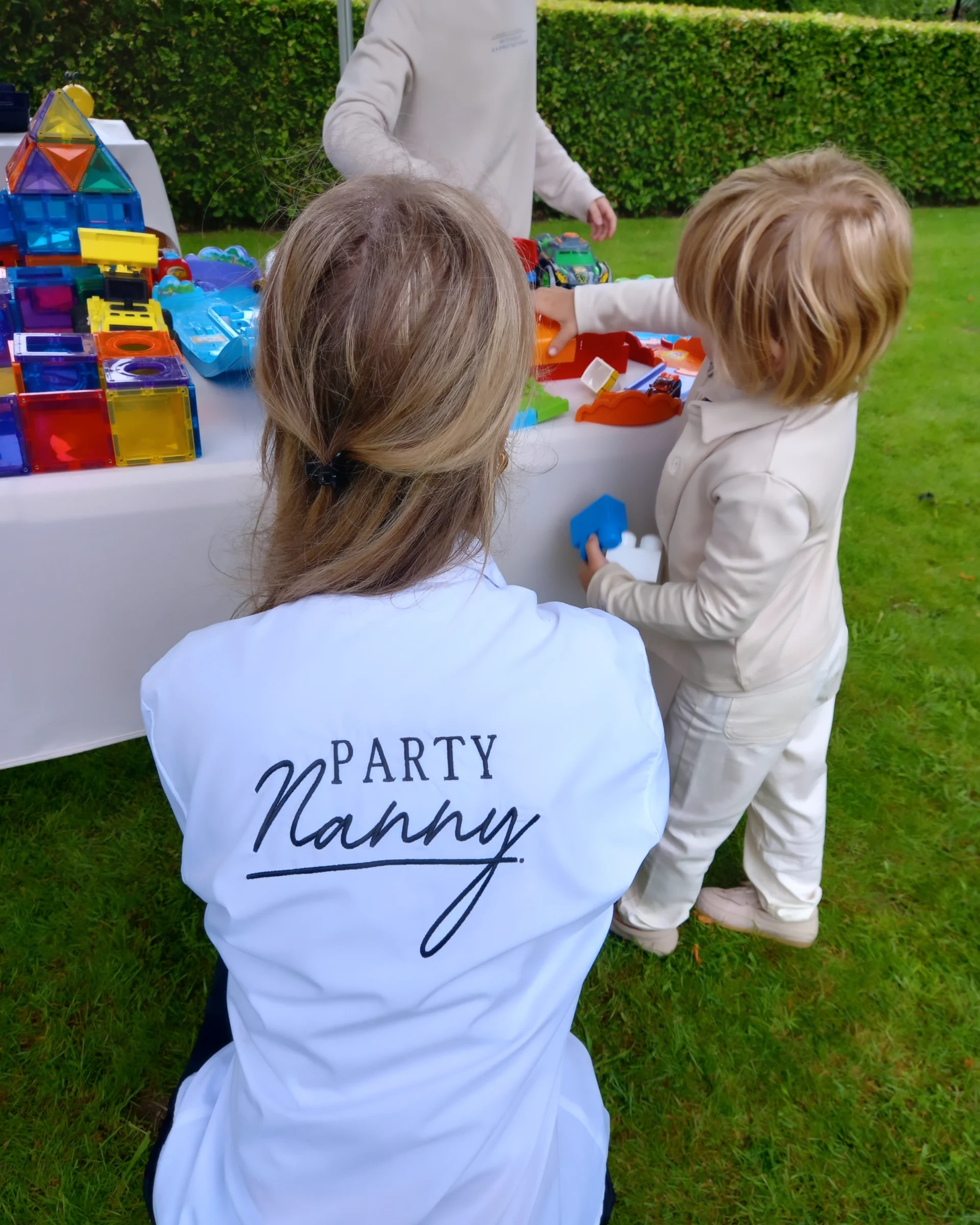 Nanny aan het spelen met de kinderen bruiloft