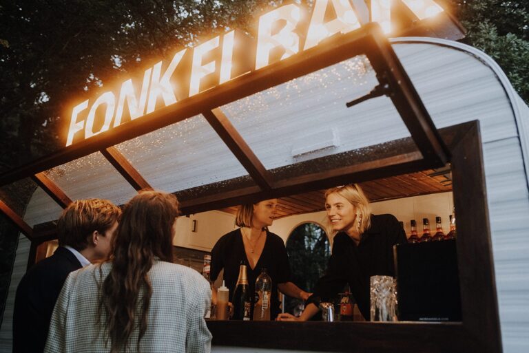 Bestellen van cocktail bij foodtruck Fonkelbar
