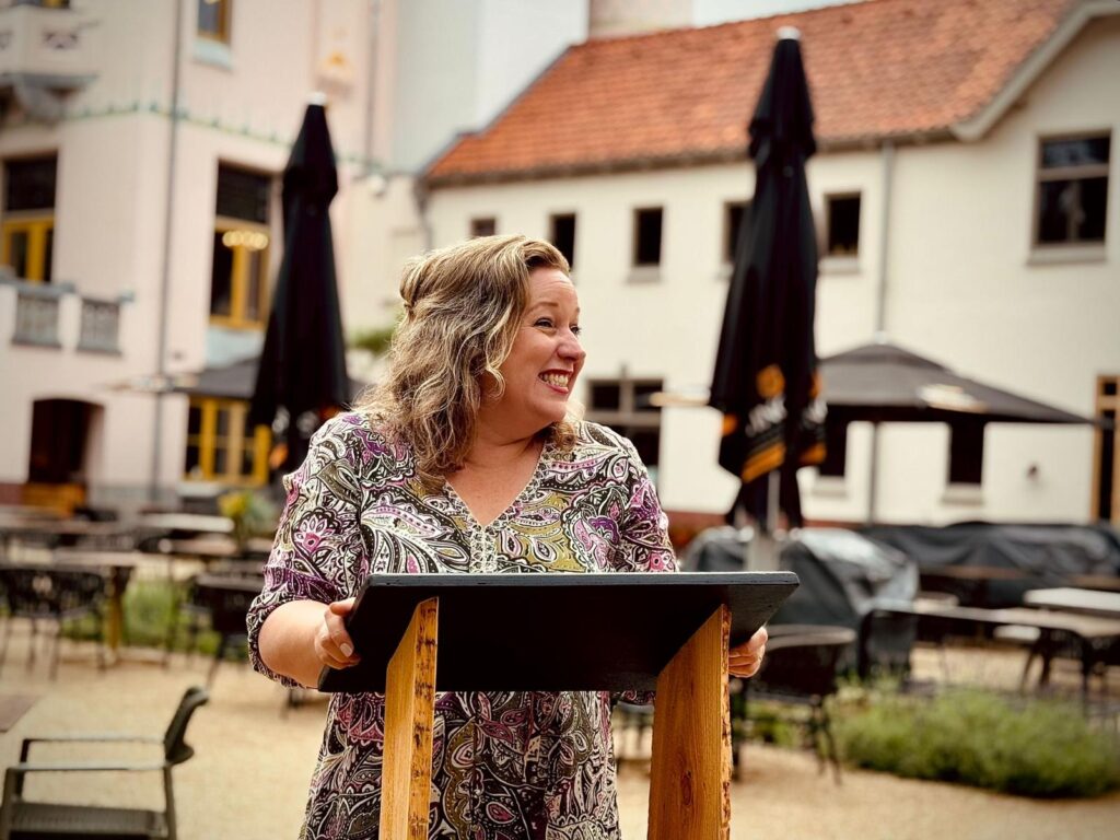 Vrolijke trouwambtenaar achter spreekgestoelte