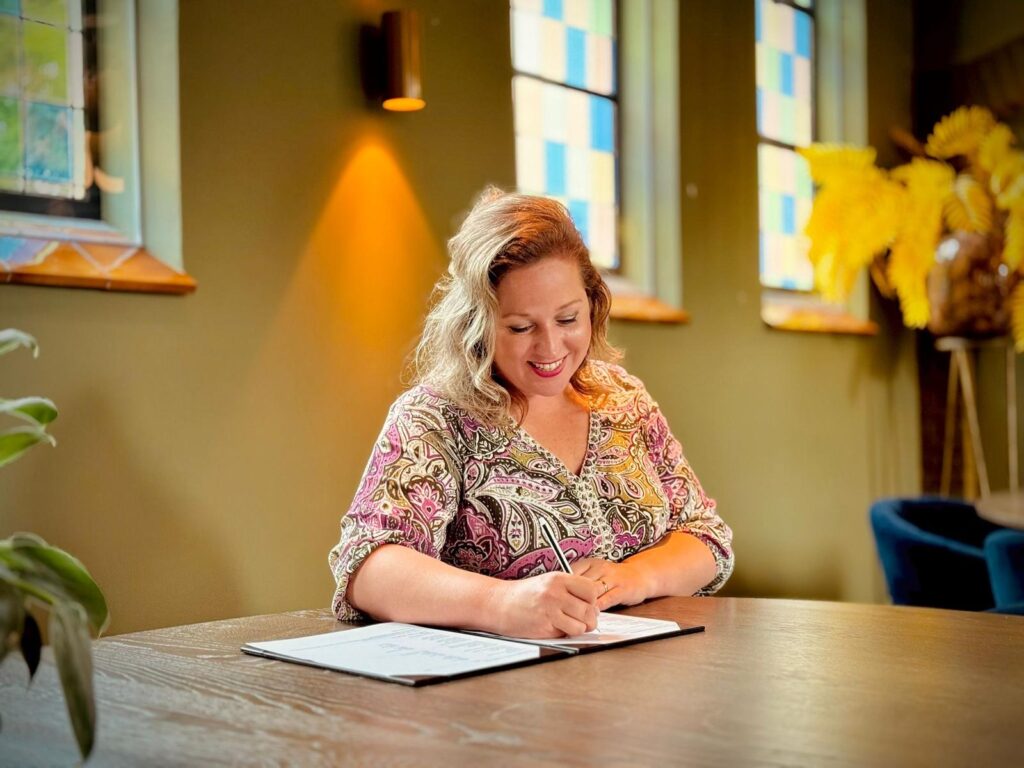 Tekenen van trouwakte door trouwambtenaar