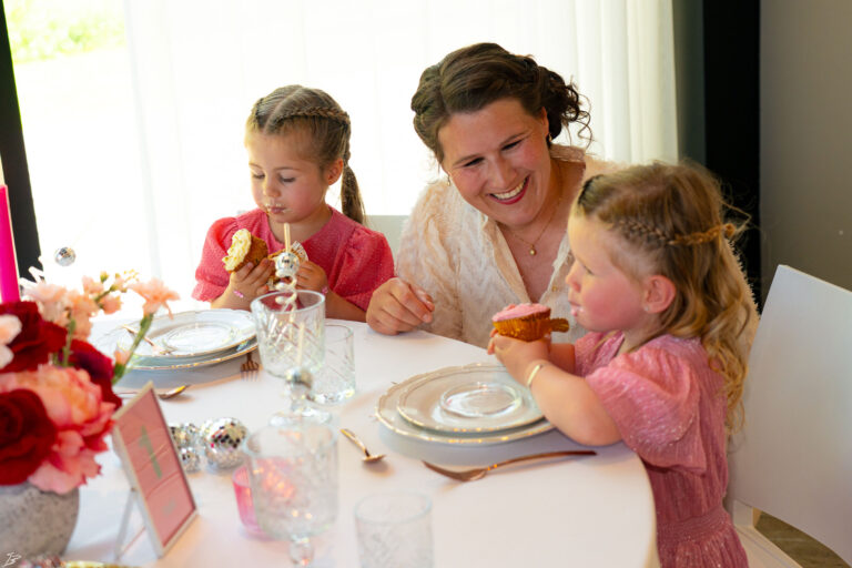 Ceremoniemeester bij bruidsmeisjes aan tafel