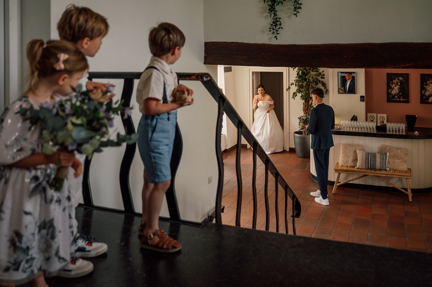 Bruidskinderen bovenaan de trap
