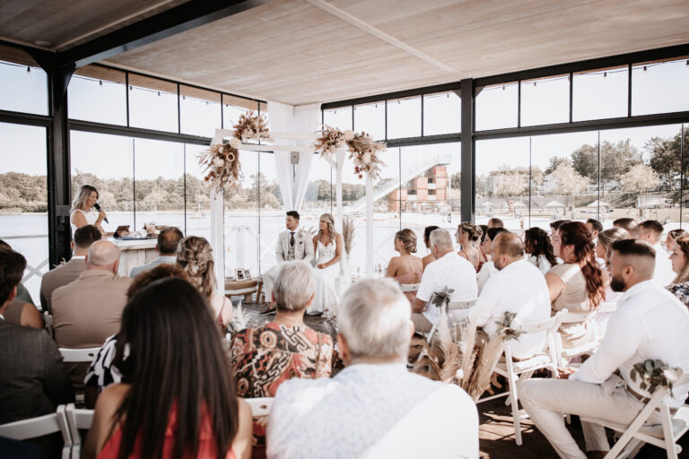 Ceremoniesetting binnen bij Beachclub Degreez