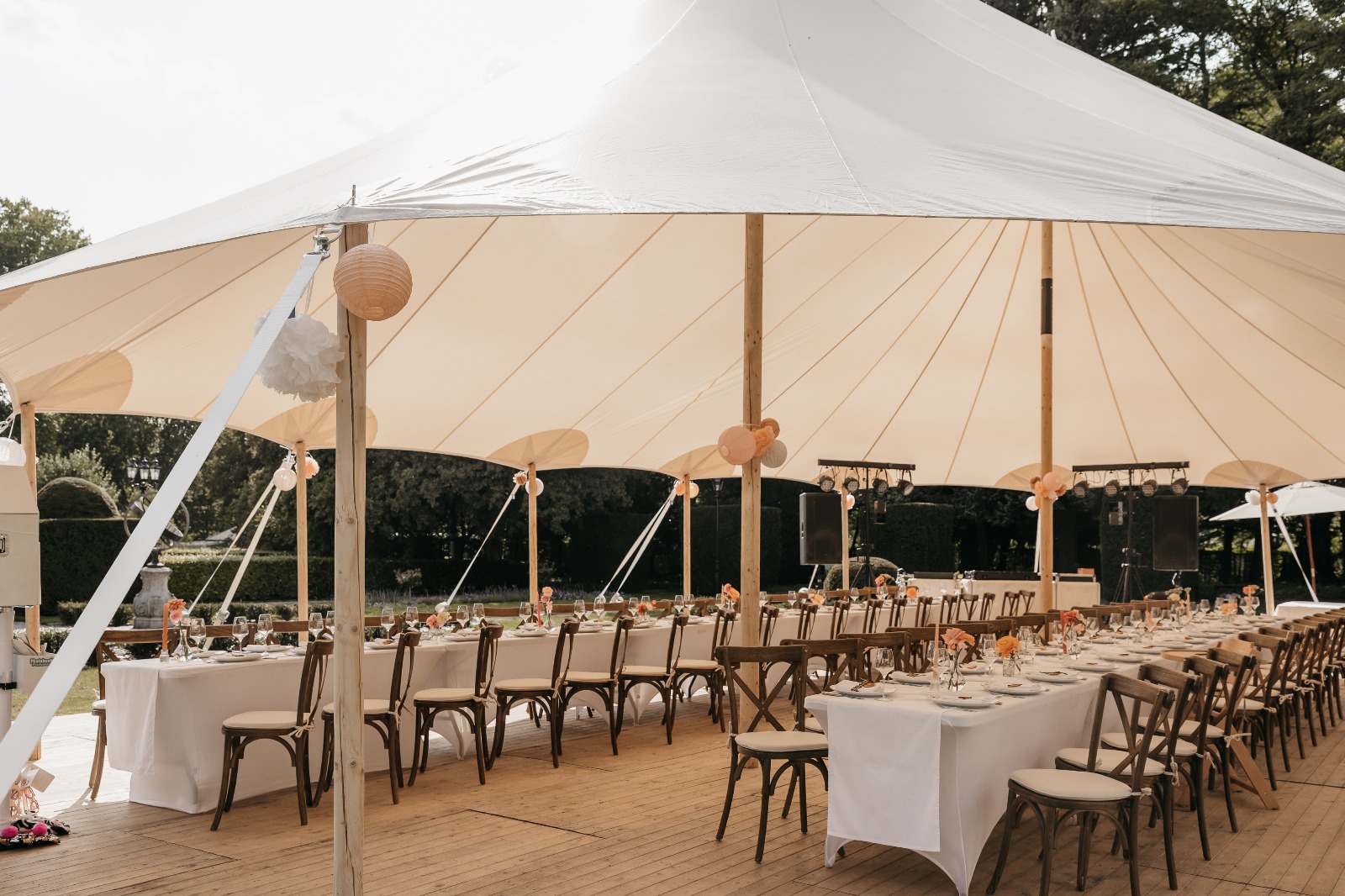 Diner bruiloft onder open Sailcloth tent