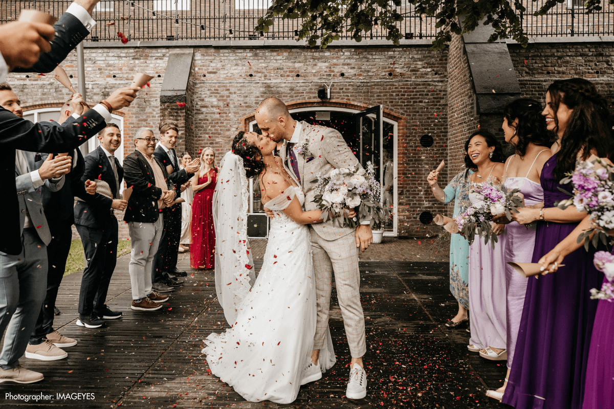 Bruidspaar voor Merici Hotel