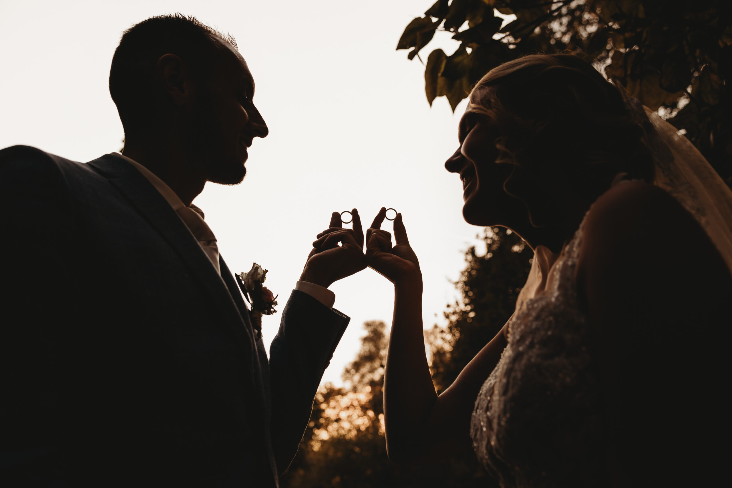 Bruidspaar met ondergaande zon in de herfst