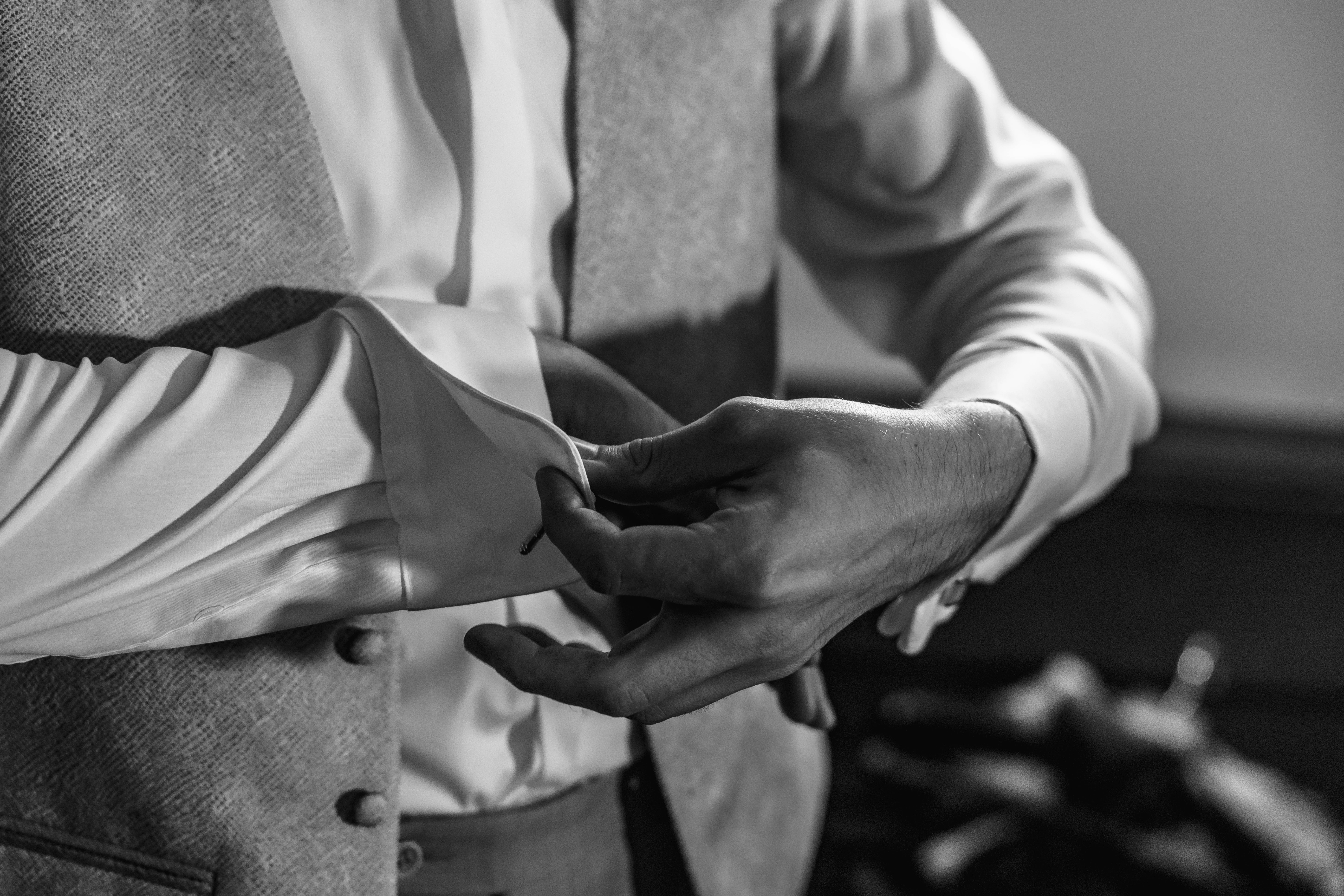 Bruidegom maakt manchet knopen vast