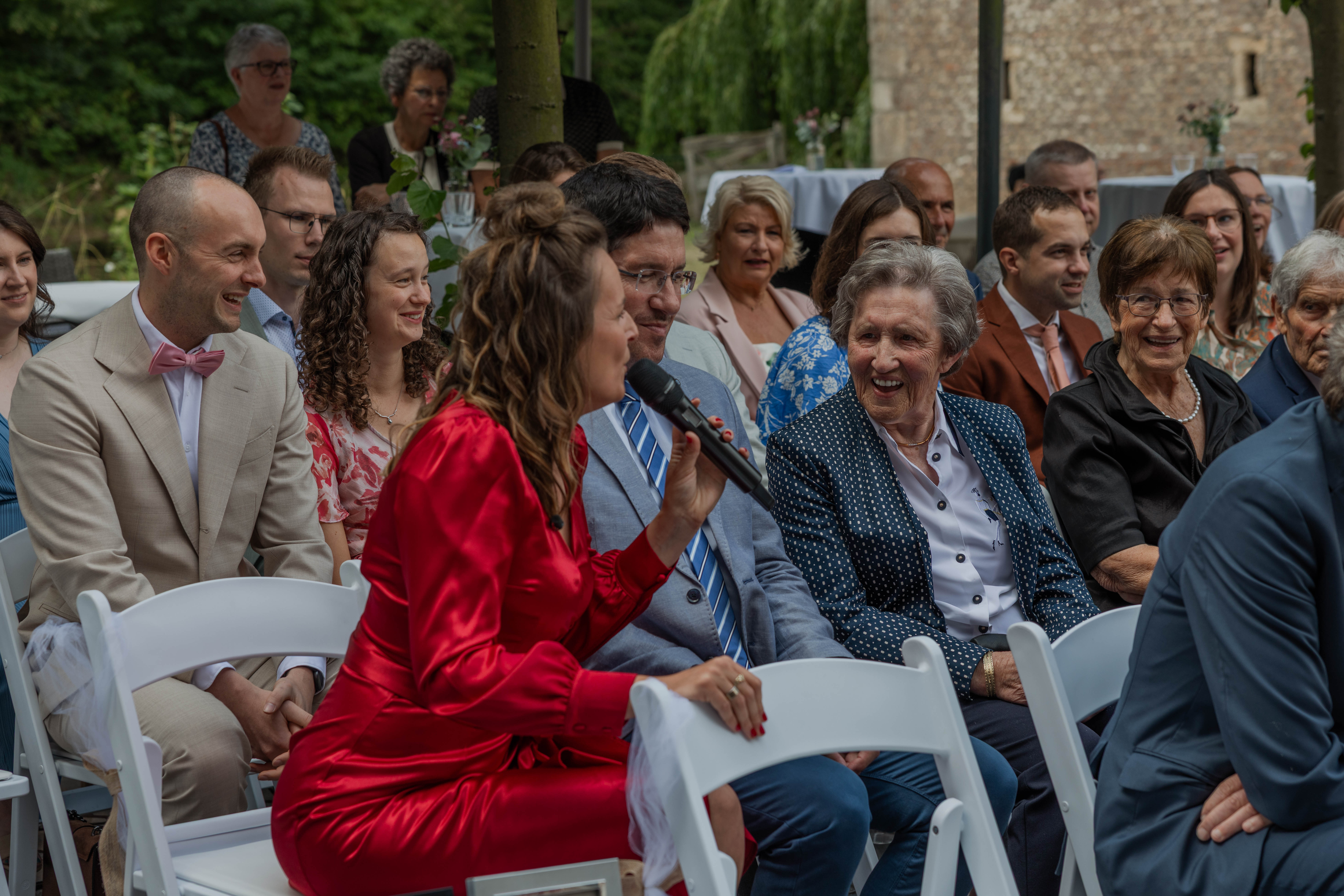 Dyanne zoekt gesprek op bij ceremonie van bruiloft tussen de gasten