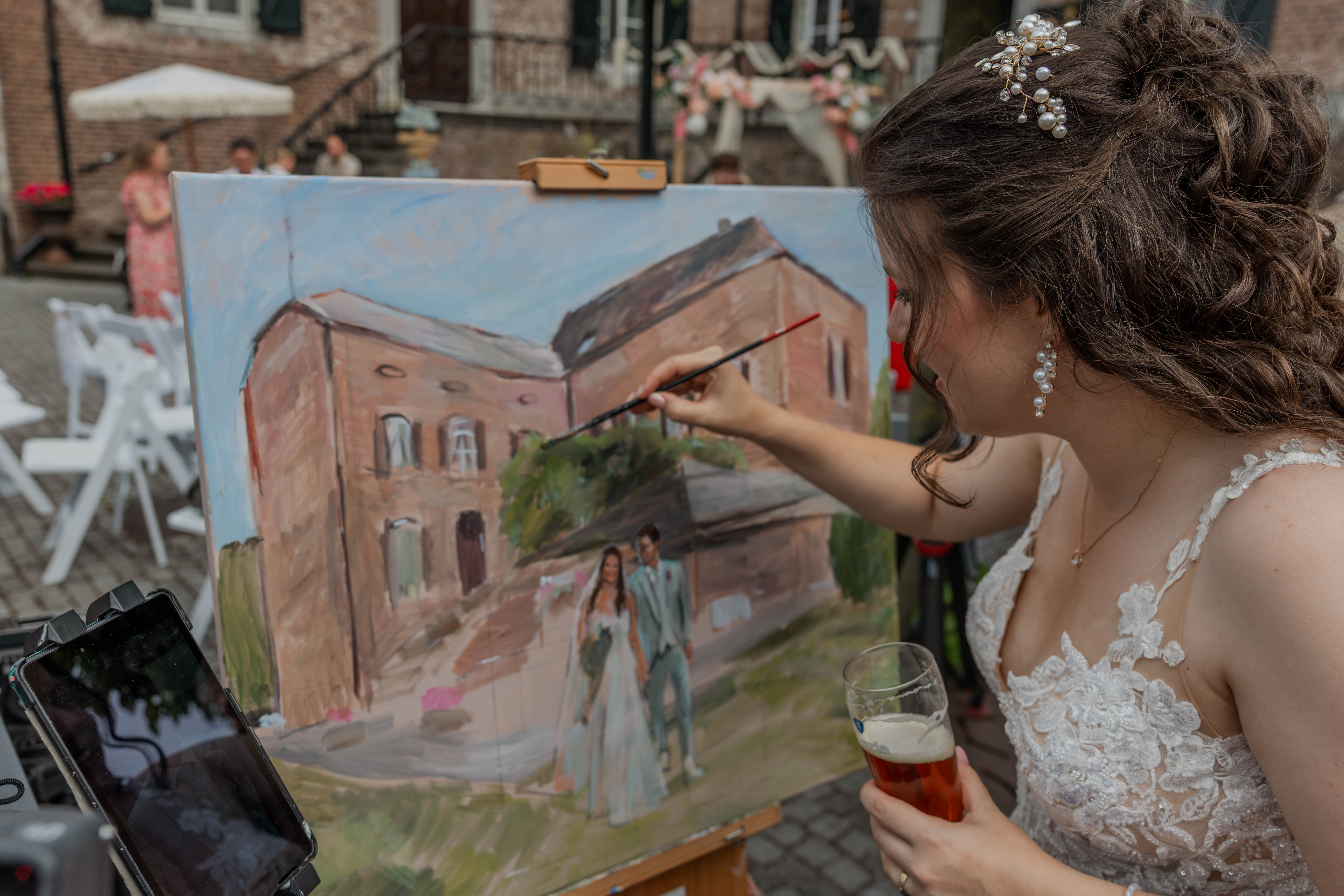 Bruid tekent op het live schilderij van Neetje