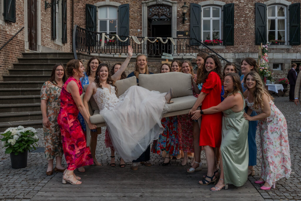 Bruid op trouwbankje voor Kasteel Erenstein