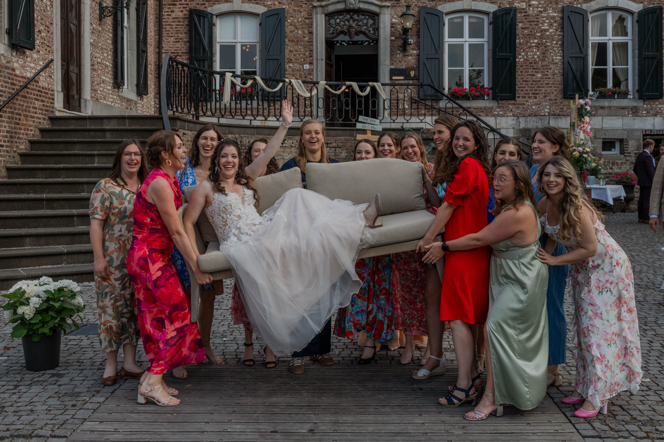 Bruid op trouwbankje voor Kasteel Erenstein