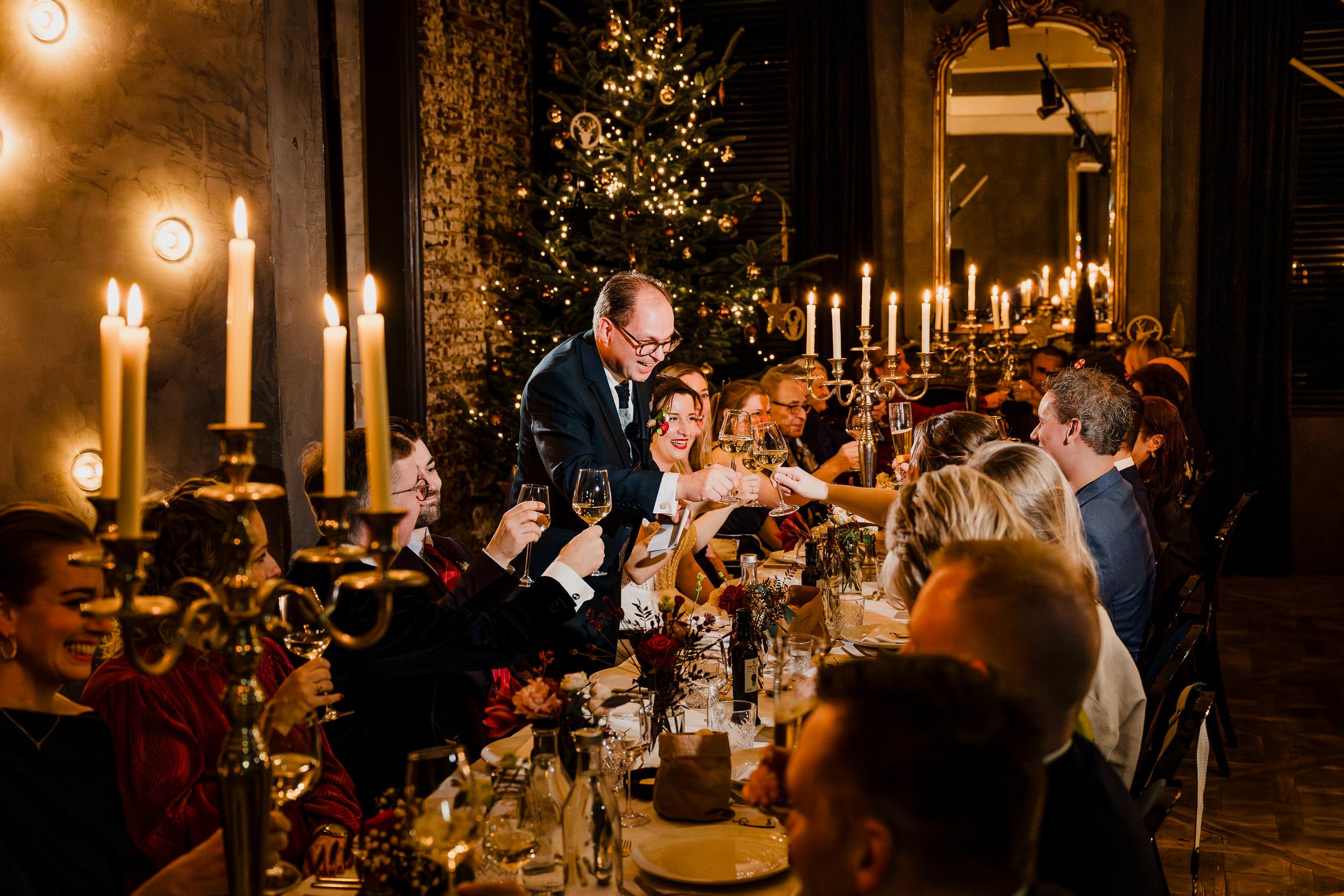 Speech of toost aan lange dinertafel met veel kaarsen