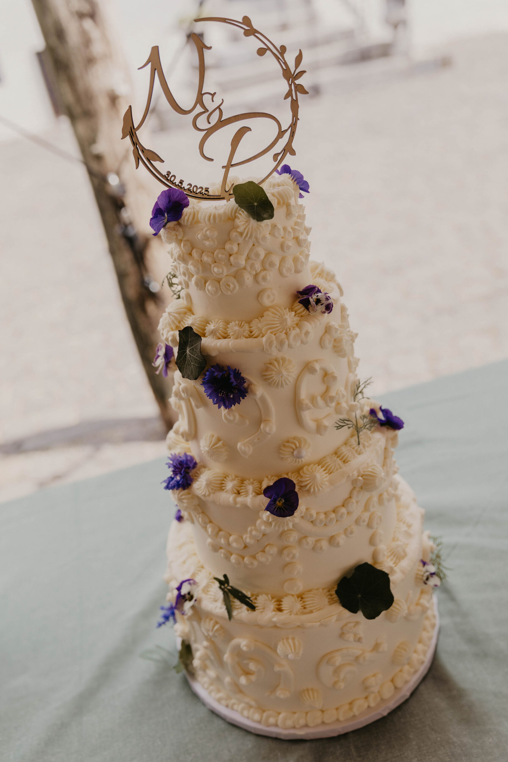 Vintage bruidstaart met kersjes