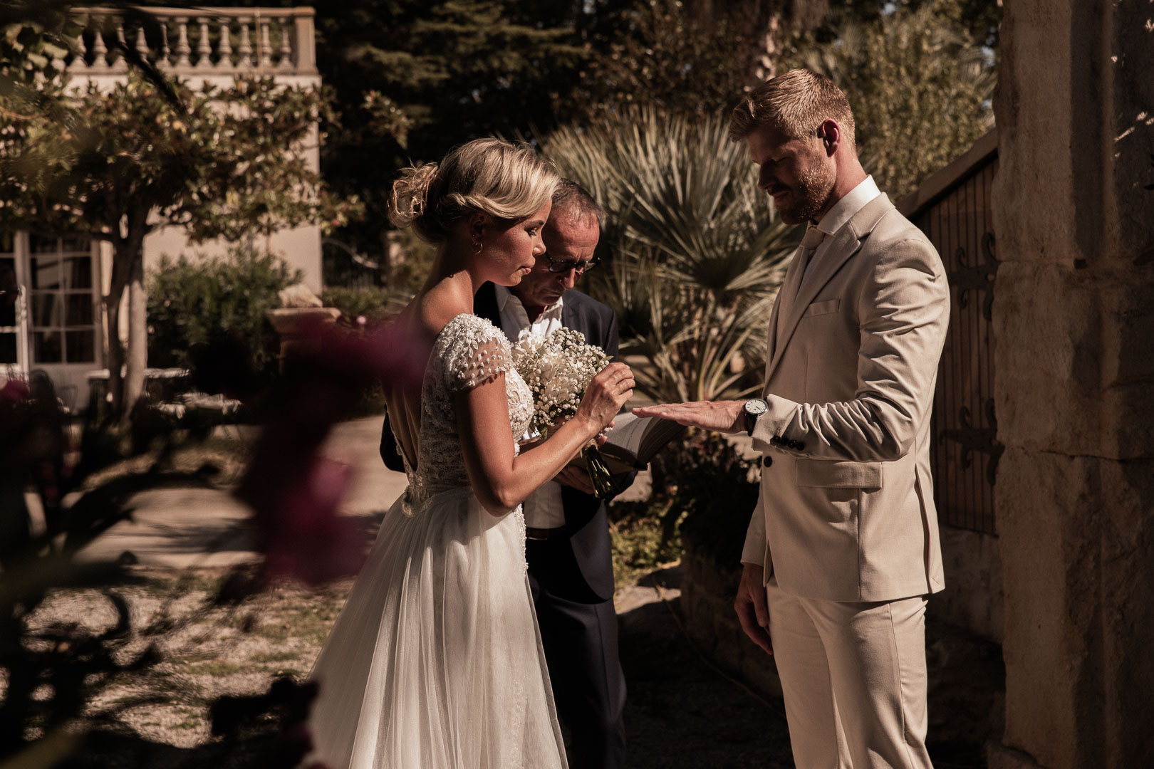 Bruidspaar wisselt ringen uit in zomer in Zuid Frankrijk